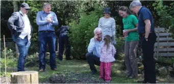  ??  ?? 3- year- old Saorla, daughter of tutor Ciara Barrett ( in green) chats to Duncan Stewart and judges.