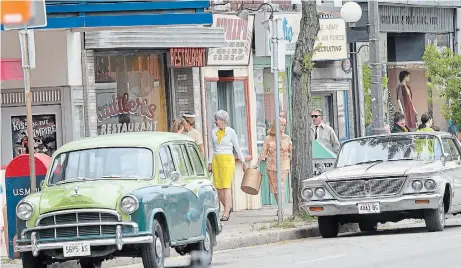  ?? GARY YOKOYAMA THE HAMILTON SPECTATOR ?? Extras in period clothing walk in front of the former Avon Theatre in a 1963 Dallas, Texas recreation for the Netflix series, “The Umbrella Academy,” in June 2019.