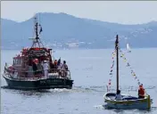  ??  ?? Escorté d’un pointu, l’heure était à l’opération « Tous en mer », hier.