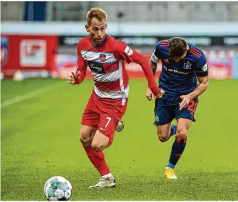 ?? Foto: Sascha Walther/eibner ?? Der Kapitän des 1. FC Heidenheim lebt es vor: Marc Schnattere­r sprintet, was das Zeug hält – hier im Spiel gegen den Hamburger SV um Tim Leipold.