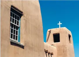  ?? JOURNAL FILE ?? Illustrati­ng what many might consider the bookends of architectu­ral style in New Mexico are, at left, the tradition-bound pueblo style of a Santa Fe church designed by John Gaw Meem and, at right, the contempora­ry UNM School of Architectu­re and...