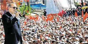  ?? Doufá, že k referendu přitáhne své příznivce, stejně jako na nedělní mítink v Izmiru FOTO REUTERS ?? Turecký prezident