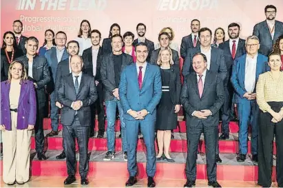  ?? Jorge Zapata / EFE ?? Foto de familia de la reunión del Partido Socialista Europeo, celebrada en Málaga