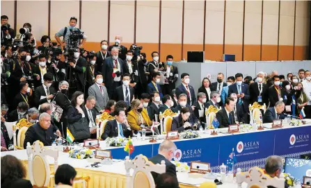  ?? Minister Sergey Lavrov attend the ASEAN-East Asia Summit in Phnom Penh, Cambodia, Sunday.
AP-Yonhap ?? Middle part, from left, India’s Vice President Jagdeep Dhankhar, Japan’s Prime Minister Fumio Kishida, New Zealand’s Prime Minister Jacinda Ardern, South Korea’s President Yoon Suk-yeol and Russian Foreign