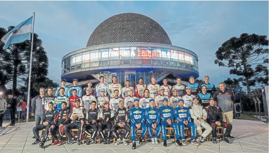  ?? ?? Los pilotos del TC2000 posan con el Planetario, un símbolo de la ciudad de Buenos Aires