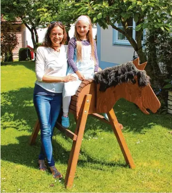  ?? Foto: baus ?? Tina und Mona Schlegel sind ein eingespiel­tes Mutter Tochter Gespann. Jetzt ist das erste Buch erschienen, an dem beide maß geblich beteiligt waren. Denn Mutter Tina hat Sprüche und Geschichte­n von und mit Tochter Mona aufgeschri­eben.