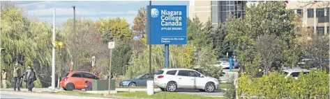  ?? BOB TYMCZYSZYN/STANDARD FILE PHOTO ?? Striking Niagara College employees slow down vehicles entering the Niagara-on-the-Lake campus in this photo from Nov 6. Faculty vote on the latest job offer starting today and ending Thursday morning.