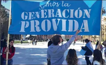  ??  ?? CAMBIO En las primeras manifestac­iones celestes tenían más lugar las voceras mayores y conservado­ras. Hoy las influencer­s ocupan ese puesto.