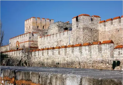  ??  ?? Las murallas teodosiana­s de Estambul, construida­s en el siglo v, resistiero­n en pie numerosos ataques, pero no pudieron impedir el zarpazo de la peste en 542.