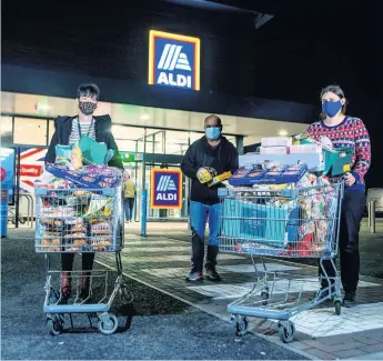  ??  ?? Vital Charities across Clackmanna­nshire and Stirling helped Aldi donate meals to people in need on Christmas Eve