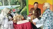  ?? PEMASARAN JAWA POS ?? INSPIRATIF: Warga RT 01, RW 01, Desa Sidomulyo, Sidayu, menunjukka­n beragam produk unggulan kepada tim penilai Gresik Bisa 2019 kemarin.