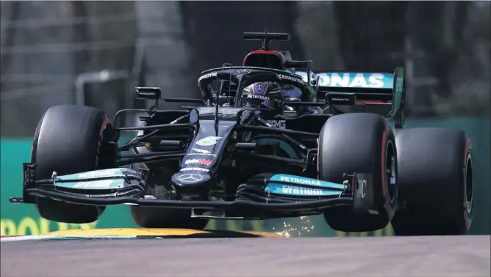  ??  ?? Lewis Hamilton pilota el Mercedes durante la sesión de clasificac­ión ayer en el GP de Emilia Romaña, disputada en el circuito italiano de Ímola.