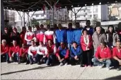  ??  ?? Les équipes finalistes du challenge corporatif de pétanque réunies au Club bouliste monégasque.