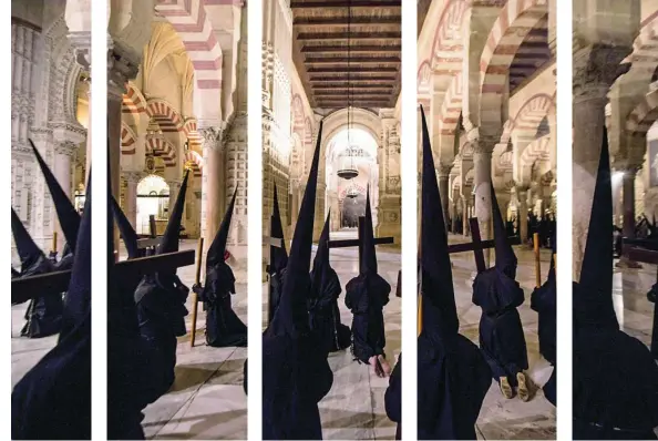  ?? EFE ?? Nazarenos del Cristo de la Salud a su paso por la Mezquita-Catedral de Córdoba, el Lunes Santo
