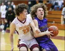  ?? MARK KEMPTON — FOR THE MORNING JOURNAL ?? Avon senior Mike Matlak (22) drives toward the basket while Avon Lake sophomore Matthew Stuewe defends.