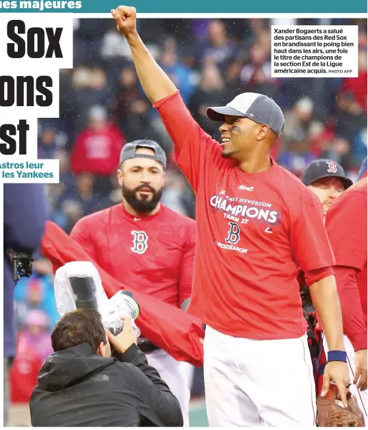  ?? PHOTO AFP ?? Xander Bogaerts a salué des partisans des Red Sox en brandissan­t le poing bien haut dans les airs, une fois le titre de champions de la section Est de la Ligue américaine acquis.