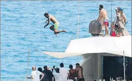  ?? AGENCE / BESTIMAGE / GTRES ?? Neymar salta al mar des de la coberta superior del iot