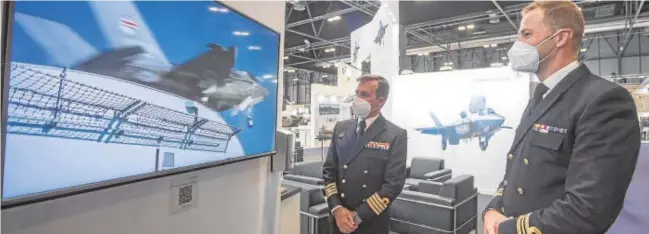  ?? // DE SAN BERNARDO ?? Dos oficiales de la Armada Española observan un vídeo del F-35B en el pabellón de Lockheed Martin de la feria Feindef, en Madrid