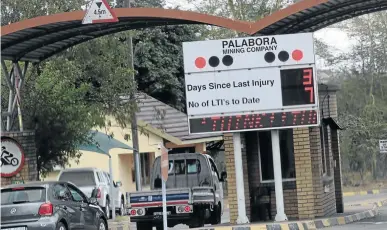  ?? / ANTONIO MUCHAVE ?? An electronic sign at Palabora Mining Company indicates that there have only been three injuries at the mine but on Sunday six employees died in a fire there.