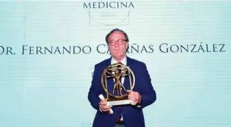  ??  ?? El doctor Fernando Cabañas González recoge el premio nacional de Pediatría