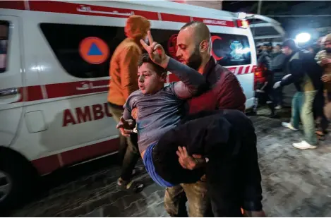  ?? (RAFAH, 17 JANVIER 2024/AHMAD HASABALLAH/GETTY IMAGES) ?? Un enfant blessé par un bombardeme­nt israélien arrive dans un hôpital de la bande de Gaza.