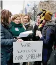  ??  ?? Protest gegen Pläne zur Spartensch­ließung vor dem Rostocker Rathaus