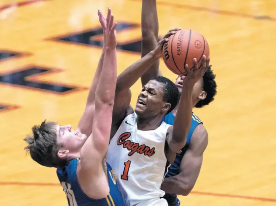  ?? POST-TRIBUNE
PHOTOS BY MICHAEL GARD / ?? West Side’s Quimari Peterson takes a shot against Carmel during the Class 4A semistate game in Lafayette on Saturday.