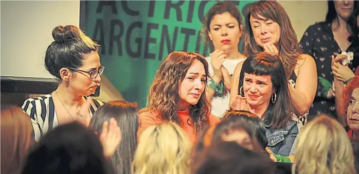  ?? (FEDERICO LÓPEZ CLARO) ?? Momento emotivo. Tras proyectar el video con la declaració­n contra Juan Darthés, las actrices acompañaro­n a Thelma Fardín.