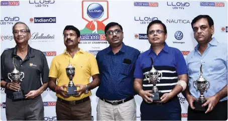  ??  ?? The Winning Team ' Lucknow Lancers' with Ashish Kumar Sinha (LLOYD)