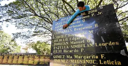  ??  ?? WALL OF REMEMBRANC­E Names of martial law heroes engraved on the wall include that of Inquirer editor Letty Jimenez-Magsanoc.