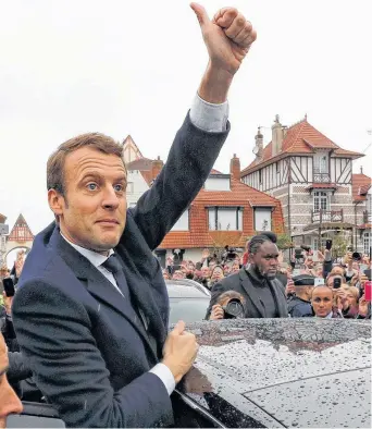  ?? NA ?? Con pulgar en alto y rostro de felicidad. Así festejó Emmanuel Macron su triunfo en Francia.