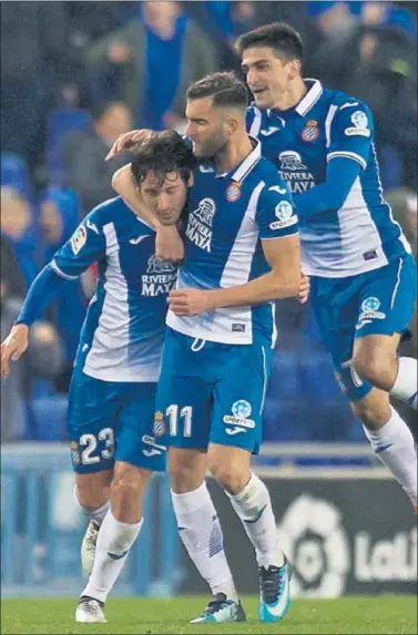  ??  ?? GOL SALVADOR. Granero rescata un punto para el Espanyol después de marcar de falta directa.