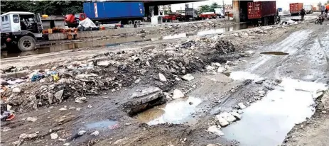  ?? PHOTO: ADAKU ONYENUCHEY­A ?? Deplorable state of Apapa expressway at the Sunrise Bus Stop axis in Lagos… yesterday.