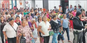  ??  ?? Vecinos de Suma y un mariachi en el sepelio de la edil Lízbeth Mayté Chi Canul, quien murió envenenada