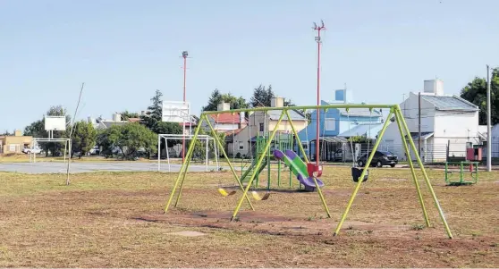  ?? FOTOS: PABLO PRESTI Y ARCHIVO LA NUEVA. ?? EL ESPACIO verde está limitado por calles Salliqueló, Vicente Frolla, Sarratea y Azara, lugar donde en 2011 se construyó un playón polideport­ivo.