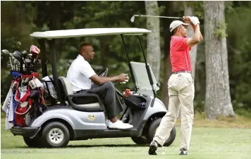  ?? (SIPA) ?? Former U.S. President Barack Obama golfing with former NBA basketball player Alonzo Mourning in the midst of the 2014 midterm campaign, August 23, 2014.