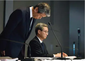  ?? FOTO: NOGI/AFP ?? Toshiba-Chef Hisao Tanaka (links) bat gestern mit tiefen Verbeugung­en um Entschuldi­gung.