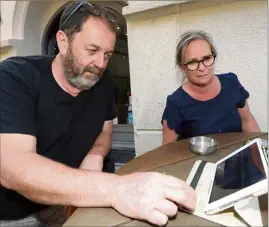  ?? (Photo Laurent Martinat) ?? Virginie et Patric étaient rivés devant leur tablette, hier, pour écouter l’interventi­on du Premier ministre Édouard Philippe. Dès mardi, ils pourront à nouveau dire « oui » aux habitués de leur bistrot.