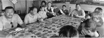  ??  ?? Sempurai (centre) in dialogue with operators of Rumah Asap in Sibu Jaya.