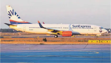  ?? FOTO: DPA ?? Eine Boeing 737-800 der Fluggesell­schaft SunExpress Deutschlan­d startet vom Flughafen in Frankfurt am Main: Die Airline fliegt nun von Friedrichs­hafen an die türkische Riviera.