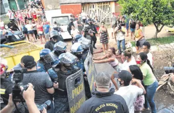  ??  ?? Los familiares de los presos intentaron atropellar en un momento la cárcel de Tacumbú, en busca de ingresar, angustiado­s por lo que estaba ocurriendo adentro.