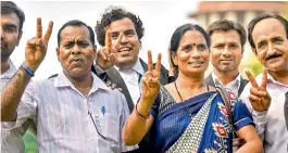  ?? — PTI ?? Dec. 16 gangrape victim’s parents show victory sign after the Supreme Court’s verdict in New Delhi on Monday.