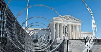  ?? [ Imago Images/UPI Photo ] ?? Washington im Belagerung­szustand. Stacheldra­htzaun vor dem Obersten Gerichtsho­f.