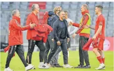  ?? FOTO: KNEFFEL/DPA ?? Bayern-Trainer Hansi Flick (Mitte) entging dank der Corona-Regeln nach dem Meistersie­g der obligatori­schen Weißbierdu­sche.