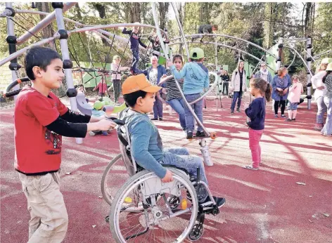  ?? FOTO: MICHAEL KORTE ?? Kinder probieren ihren neuen Spielplatz an der Paulskirch­e in Duisburg-Marxloh aus. Es ist der erste inklusive Spielplatz, der im gesamten Ruhrgebiet eröffnet worden ist.