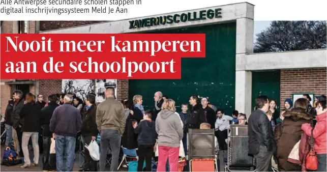  ?? FOTO WALTER SAENEN ?? Ouders staan te drummen voor de poort van het Xaveriusco­llege in Borgerhout om hun kind in te schrijven. In de toekomst hoeft dat niet meer.