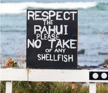  ?? VANESSA LAURIE/STUFF ?? A sign warning would-be shellfish gatherers of a rāhui in place at Warea.