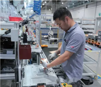  ??  ?? Workers at the ABB Xiamen Hub in Xiang’an District of Xiamen on September 10