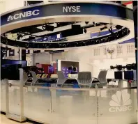  ??  ?? La postazione del canale tv CNBC al New York Stock Exchange è stata evacuata in seguito al test positivo per il Covid-19 di un trader
REUTERS