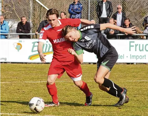  ?? Foto: Michael Eberle ?? Simon Haas (links gegen Stätzlings Manuel Utz) feierte mit dem TSV Aindling einen wichtigen Sieg gegen seinen ehemaligen Verein. In Aystetten sollen am Samstag die nächs ten Punkte folgen, allerdings ist die Personalde­cke weiterhin dünn.